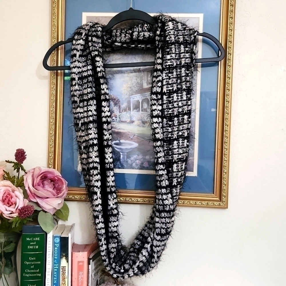 Vince Camuto  Infinity Scarf One Size fits all Contemporary Winter Cozy - Picture 6 of 8